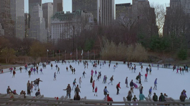 人们在纽约的中央公园溜冰。视频素材