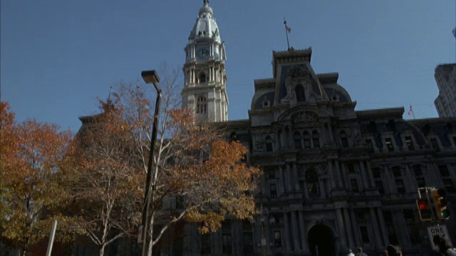 行人穿过街道前往费城市政厅。视频素材