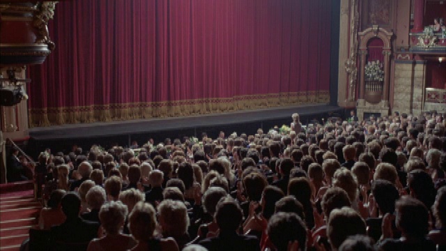 俄罗斯圣彼得堡基洛夫剧院幕布落下时观众鼓掌的中景。视频素材