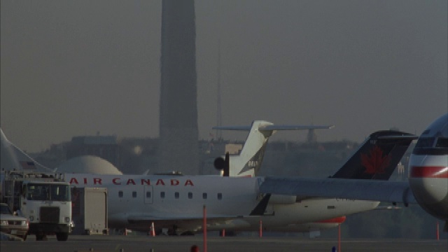 喷气式飞机在机场跑道上滑行。视频素材