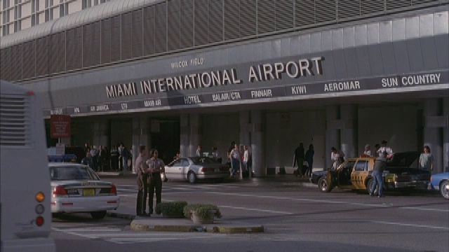车辆经过迈阿密国际机场入口。视频素材