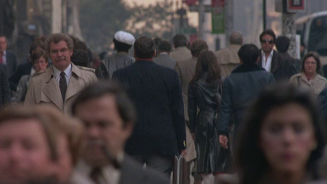 一群人走在纽约的人行道上。视频素材