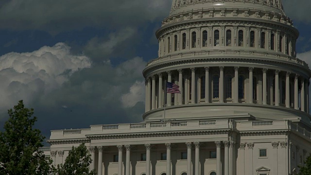 美国国会大厦西圆顶与美国国旗在华盛顿，DC - 4k/超高清视频素材