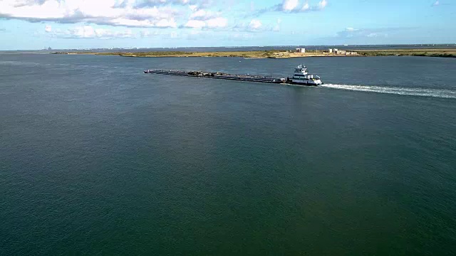 一艘平底驳船正穿过阿兰萨斯港德克萨斯船海峡视频素材