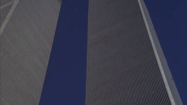 双子塔并排矗立在纽约市。视频下载