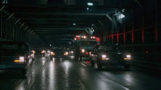 一辆救护车在桥上通过繁忙交通的角度拍摄。视频素材