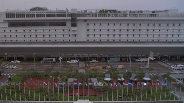 旅客在迈阿密国际机场的终点站来来往往。视频下载
