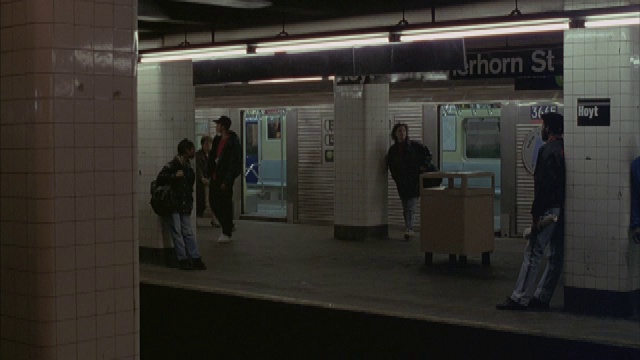 上班族在纽约市地铁站的站台上等车。视频素材