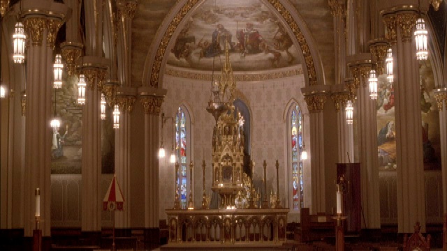 绘画装饰着教堂华丽的拱形天花板。视频下载