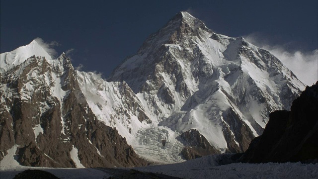 喜马拉雅山脉的K2被冰雪覆盖。视频素材