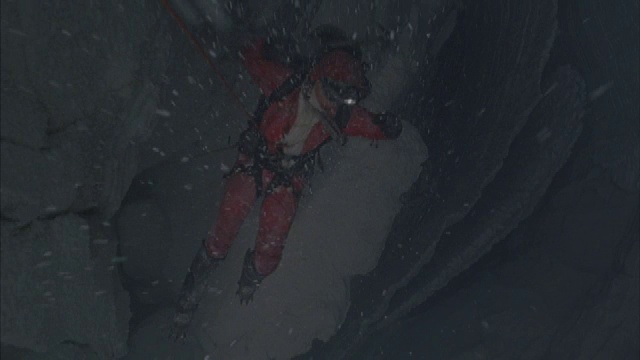 一个登山者掉进了一个裂缝里。视频素材