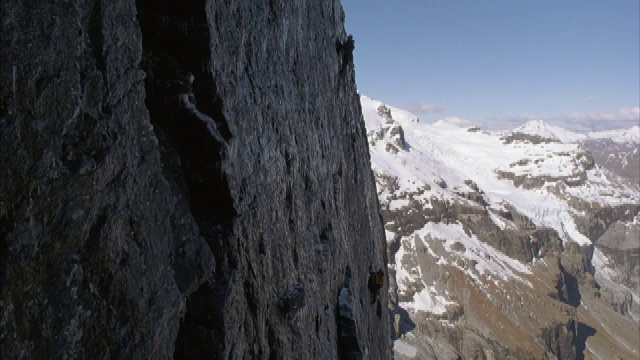 攀岩者攀登悬崖边。视频素材