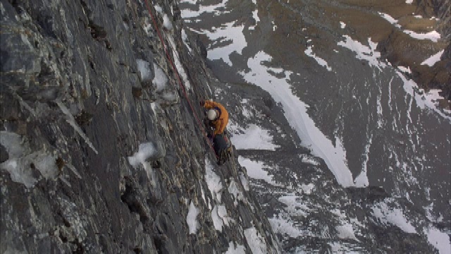 鸟_两名登山者攀登岩壁的视角。视频素材