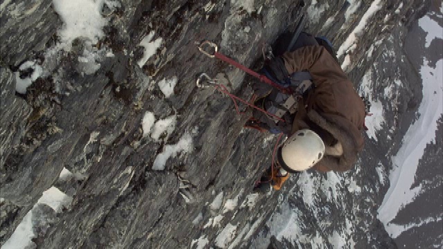 两个登山者攀登岩壁的航拍。视频素材