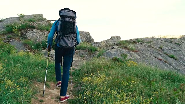 爬山的徒步旅行者视频素材