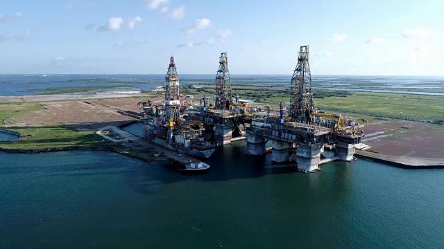 德克萨斯州海湾沿岸一座岛上的石油钻井平台正在被拆除视频素材