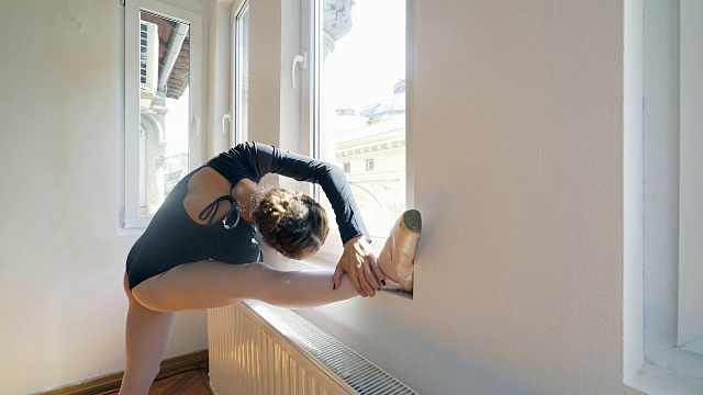 美丽优雅的芭蕾舞者练习练习。视频下载