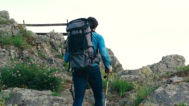 徒步旅行者在山上探险视频素材