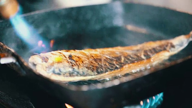 沙巴烧鱼烧，烧和烤鲭鱼在日本食物视频购买