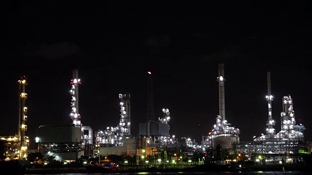 4K镜头的特写炼油厂河边的夜晚在曼谷，泰国。录像视频视频下载