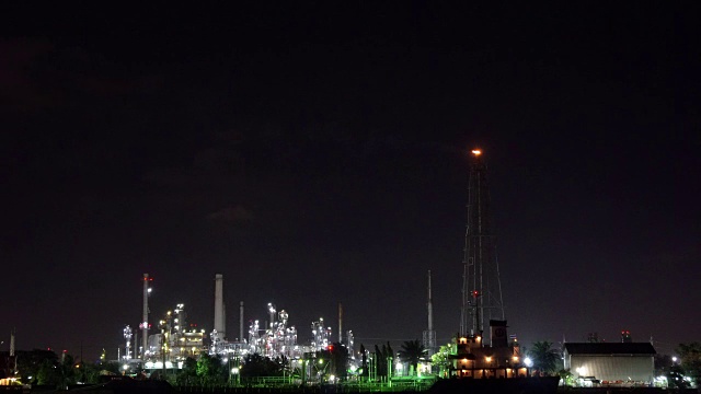 泰国曼谷炼油厂河边夜间从右到左4K规划画面。视频下载