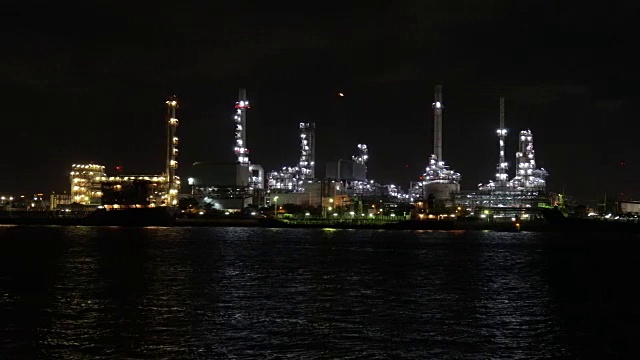 泰国曼谷炼油厂河边夜间从右到左4K规划画面。录像视频视频下载
