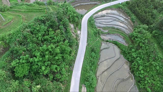 稻田在山上鸟瞰视频下载