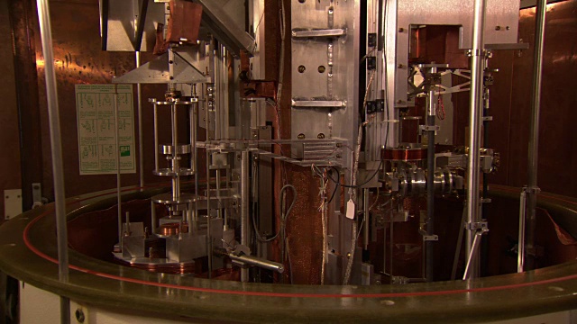 美国盖瑟斯堡国家标准与技术研究所的瓦特平衡机正在运行视频素材
