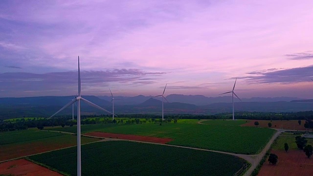 傍晚的风力涡轮机鸟瞰图-可再生能源视频素材