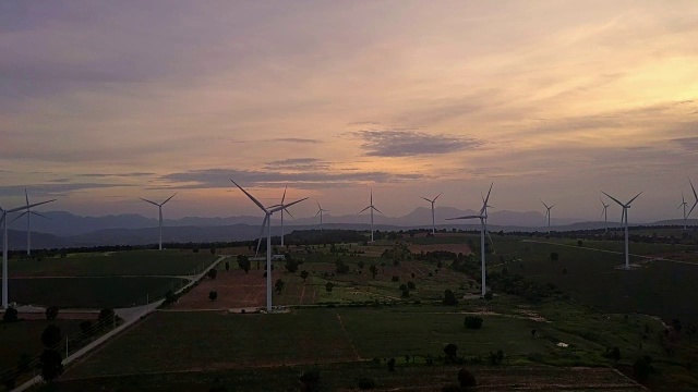 傍晚的风力涡轮机鸟瞰图-可再生能源视频下载