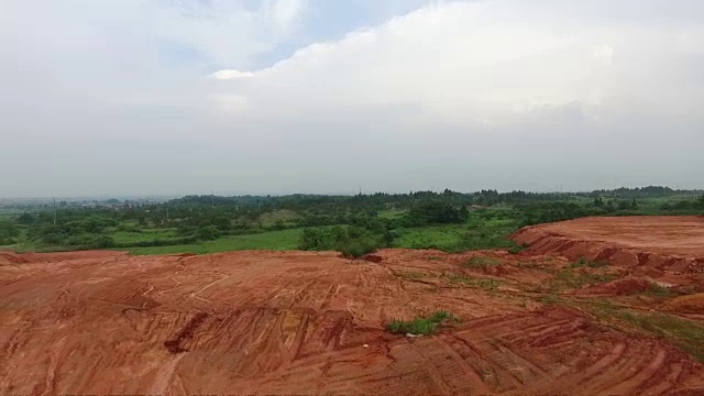 从空中看到的红泥表面的轮胎印视频下载