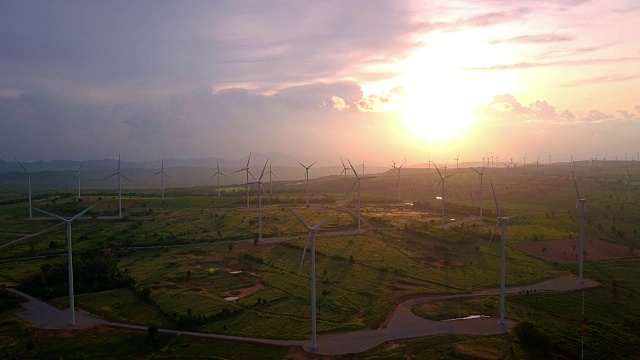 傍晚的风力涡轮机鸟瞰图-可再生能源视频下载