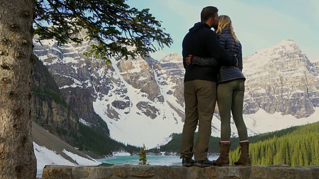 情侣们在美丽的山湖边享受浪漫时刻视频素材