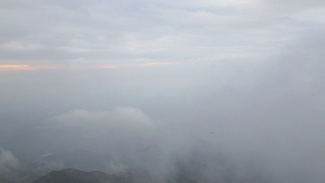 鸟瞰图山上森林覆盖着云视频下载