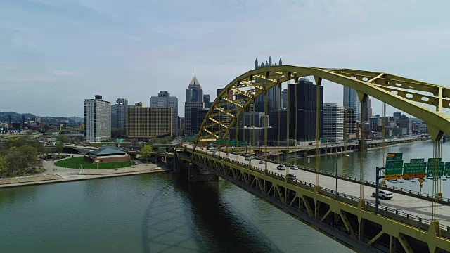 匹兹堡标志性的皮特堡大桥视频素材