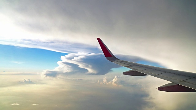 4K镜头的飞机飞过奇妙的云和天空在日落时间视频下载
