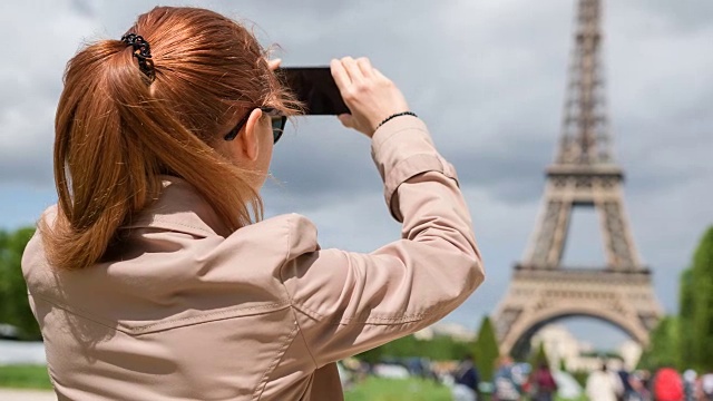 巴黎游客用智能手机拍摄埃菲尔铁塔视频下载