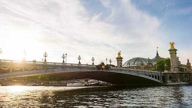 塞纳河上的亚历山大三世桥，背景是大皇宫视频素材