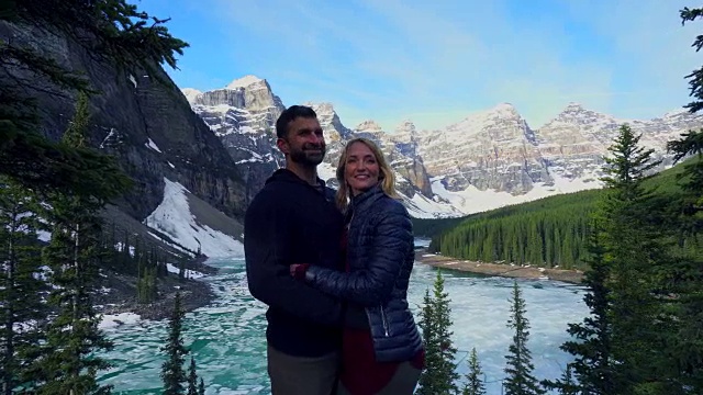 情侣们在美丽的山湖边享受浪漫时刻视频素材