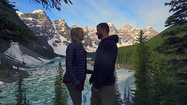 情侣们在美丽的山湖边享受浪漫时刻视频下载