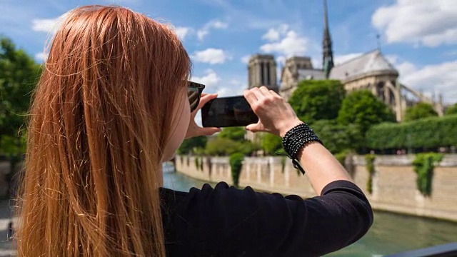 女游客拍照的巴黎圣母院视频下载