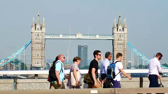 4k伦敦桥，英国伦敦办公建筑区商务人士运动视频下载