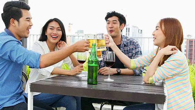 一群朋友在屋顶聚会上喝酒视频素材