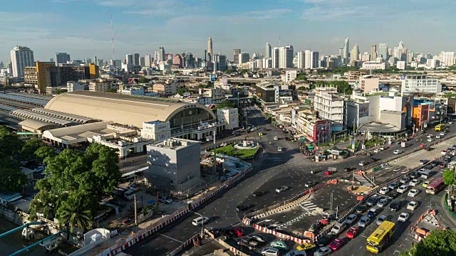 4K俯视图，可以看到曼谷火车站或华兰芳站在晚上高峰时间，曼谷，泰国视频素材