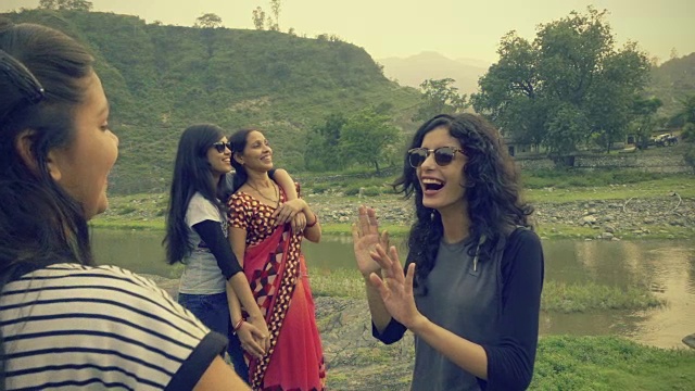 女孩与母亲和朋友在山上享受假期。视频下载