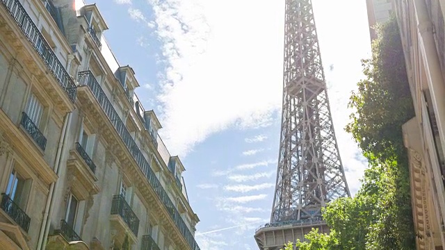 从巴黎建筑之间欣赏雄伟的埃菲尔铁塔视频下载