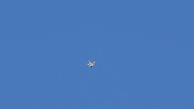 空中飞行的无人机，四轴飞行器，空中拍摄，摄影视频下载