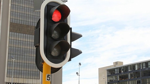 交通信号灯-红色转向绿色，开普敦，南非视频下载