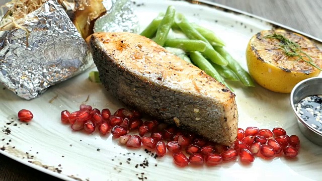烤鲑鱼柳肉排视频素材