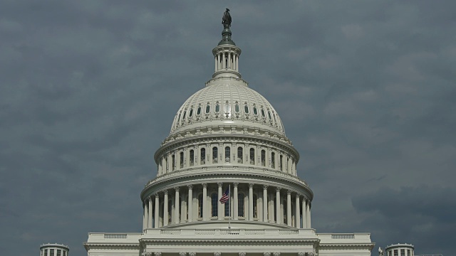 近距离的美国国会大厦圆顶和美国国旗在华盛顿，DC - 4k/超高清视频素材